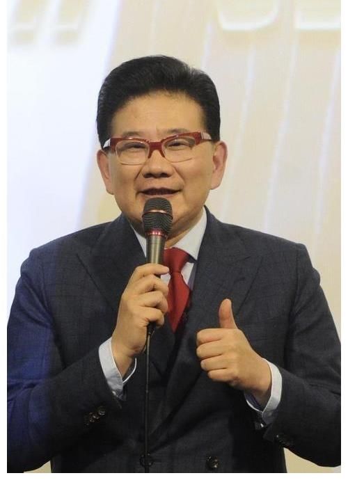 王冠|白玉兰现场尴尬,关晓彤跨界主持,曹可凡金炜失言,王冠独木难支