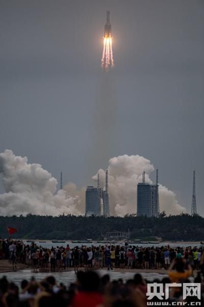 组图：搭载中国空间站天和核心舱 长征五号B遥二运载火箭点火升空