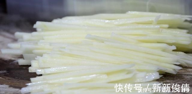 土豆不用炒着吃了，大厨教你做家常土豆馅饼，皮薄馅大营养又美味