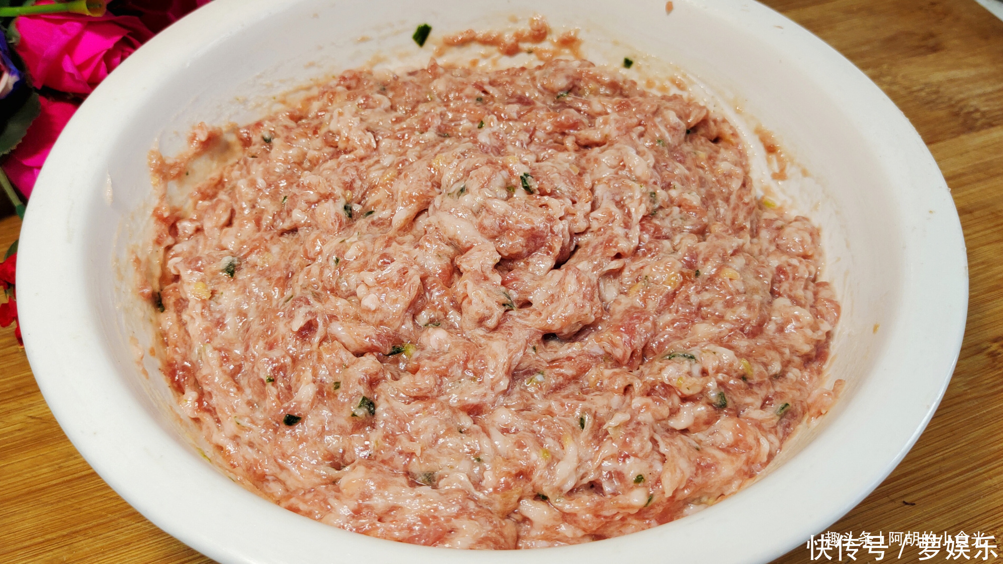 “生汆丸子”的做法,口感滑嫩,比炸的要好吃