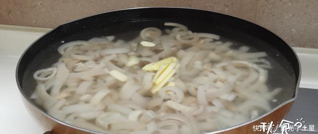 平时|平时做菜的时候“猪皮”不要扔了,用它来做菜,Q弹筋道,特实用