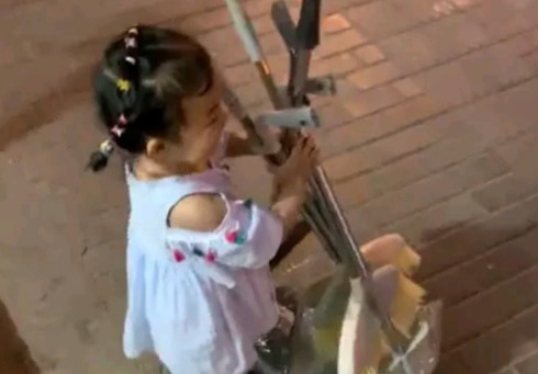 娃娃|“卖笤帚的小女孩”火了,原来做生意也要从娃娃抓起!