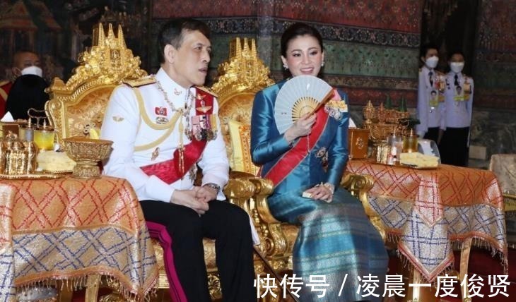 王后&苏提达摆出王后架子,坐着接受诗妮娜叩拜,成功拿捏住“拽妃”