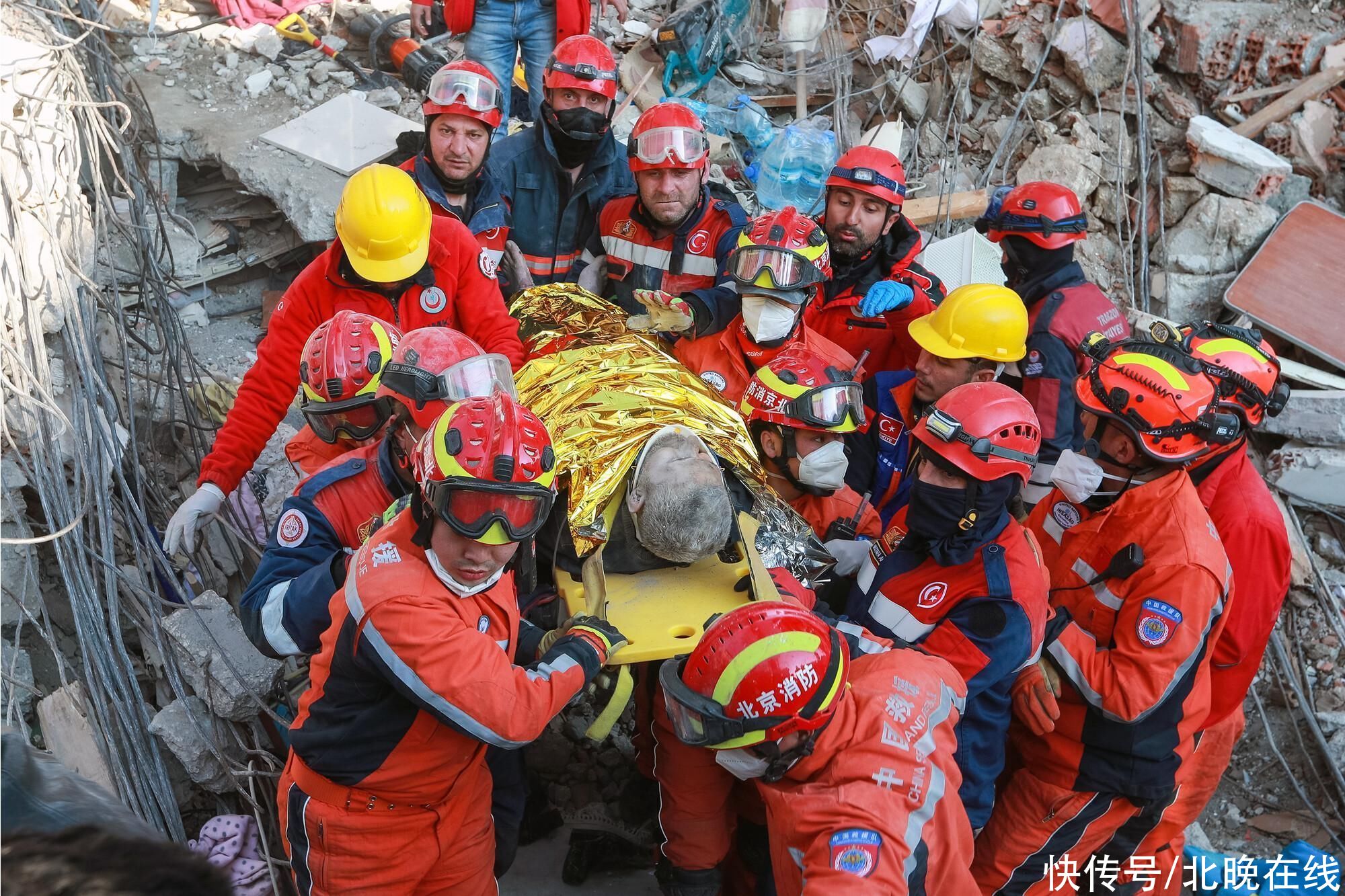 中国救援队再次成功营救一名幸存者 震后150小时“生命奇迹”频现