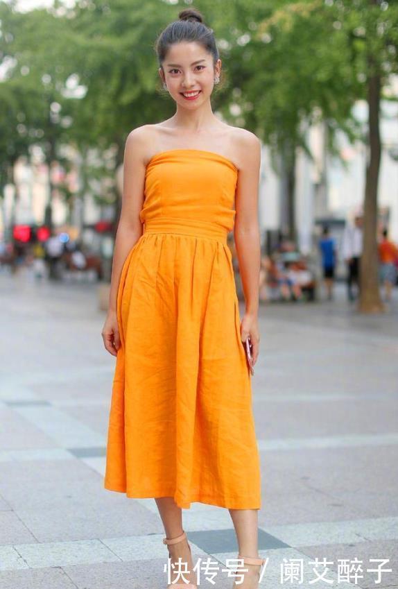 街拍长发飘飘的美女，黑色背心搭配灰色长裤，让人眼前一亮