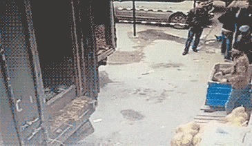 |搞笑GIF趣图：这就是当今流行的广场舞，广场不再是大妈的天下了