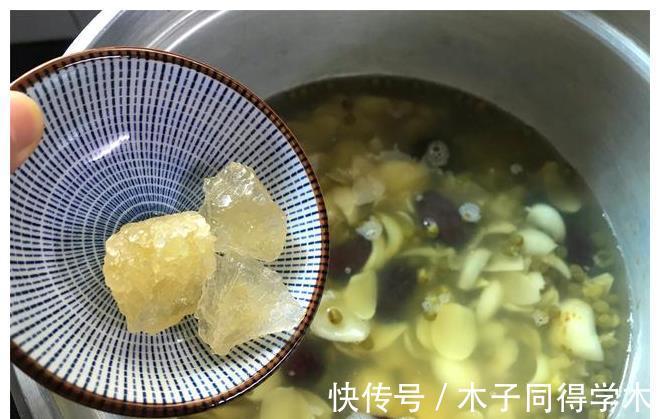 百合|秋天，百合正当季，加两种食材一起煮，清甜润燥，便宜又好喝