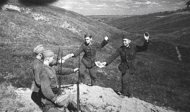 逃兵|二战:德军逃兵长啥样?来看看,这投降的姿势很怪异!