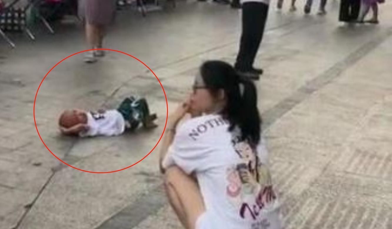 女儿小区撒泼躺地，宝爸淡定看手机，对峙2小时，网友：都是狠人