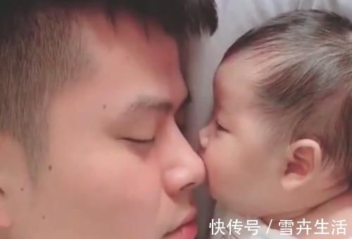 父女|自从有了女儿,爸爸都是这么睡觉的,妈妈看到画面觉得酸