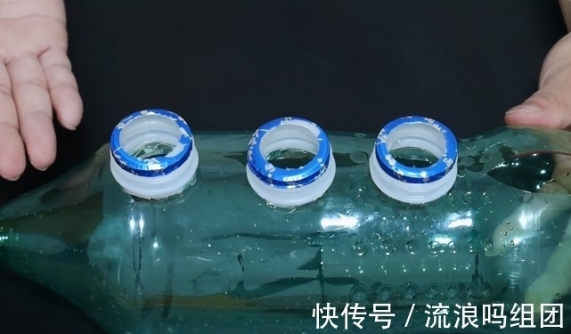 大号塑料瓶不要扔,中间切4个圆圈,放在卫生间,全家人都抢着用