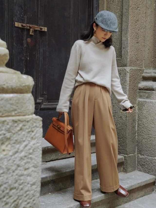穿搭|女生博主的穿搭指南,毛衣搭配卡其色直筒裤高级洋气,简约优雅