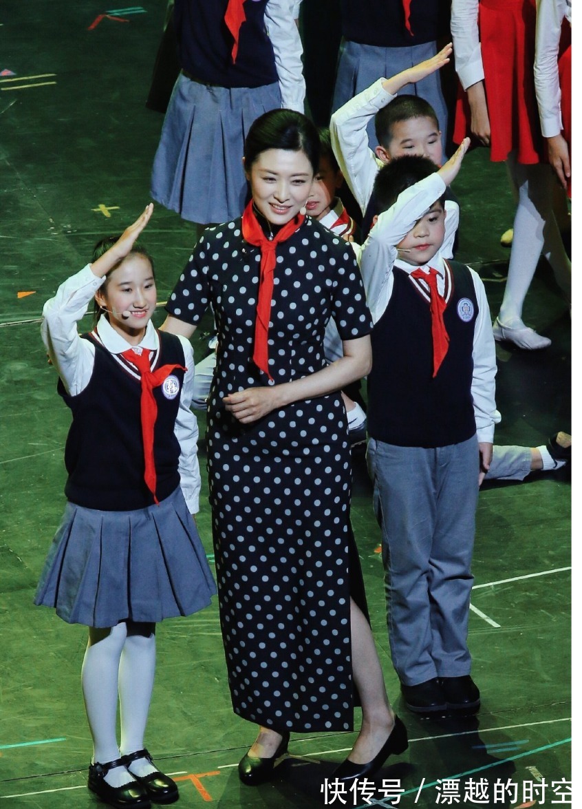 连衣裙|著名主持人周涛气质感真好!马尾辫搭配绿色蕾丝连衣裙,减龄时髦