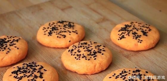 用红薯来烙个红薯芝士饼,外酥里嫩,一口下去满满的芝士流出来