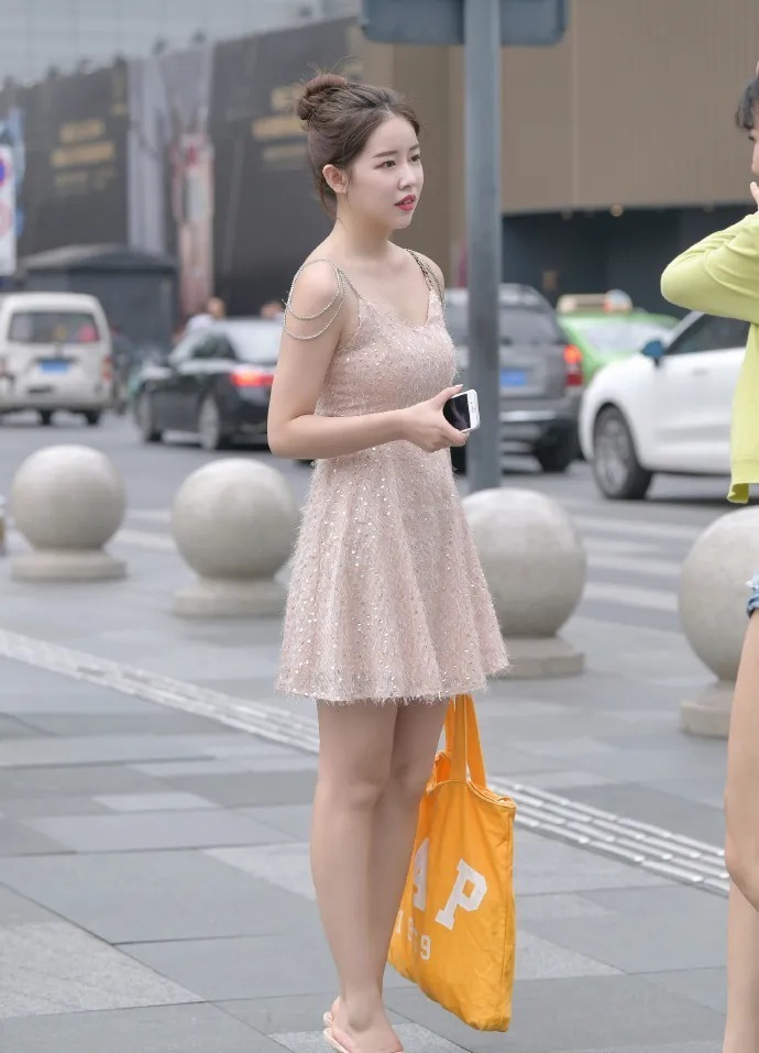 肤白|街拍时尚组图: 扎丸子头的女生, 肤白貌美气质佳