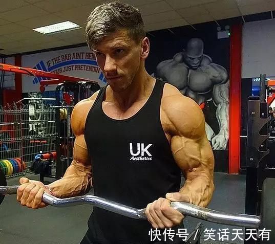 冠军|26岁健美冠军,小腿突发意外,体脂太低是“原罪”