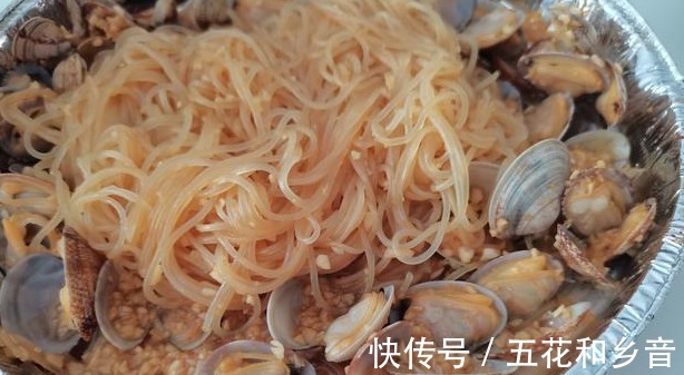 为人父母|青岛一家三口的晚餐,在朋友圈火了,不剩菜不浪费,网友太寒酸!