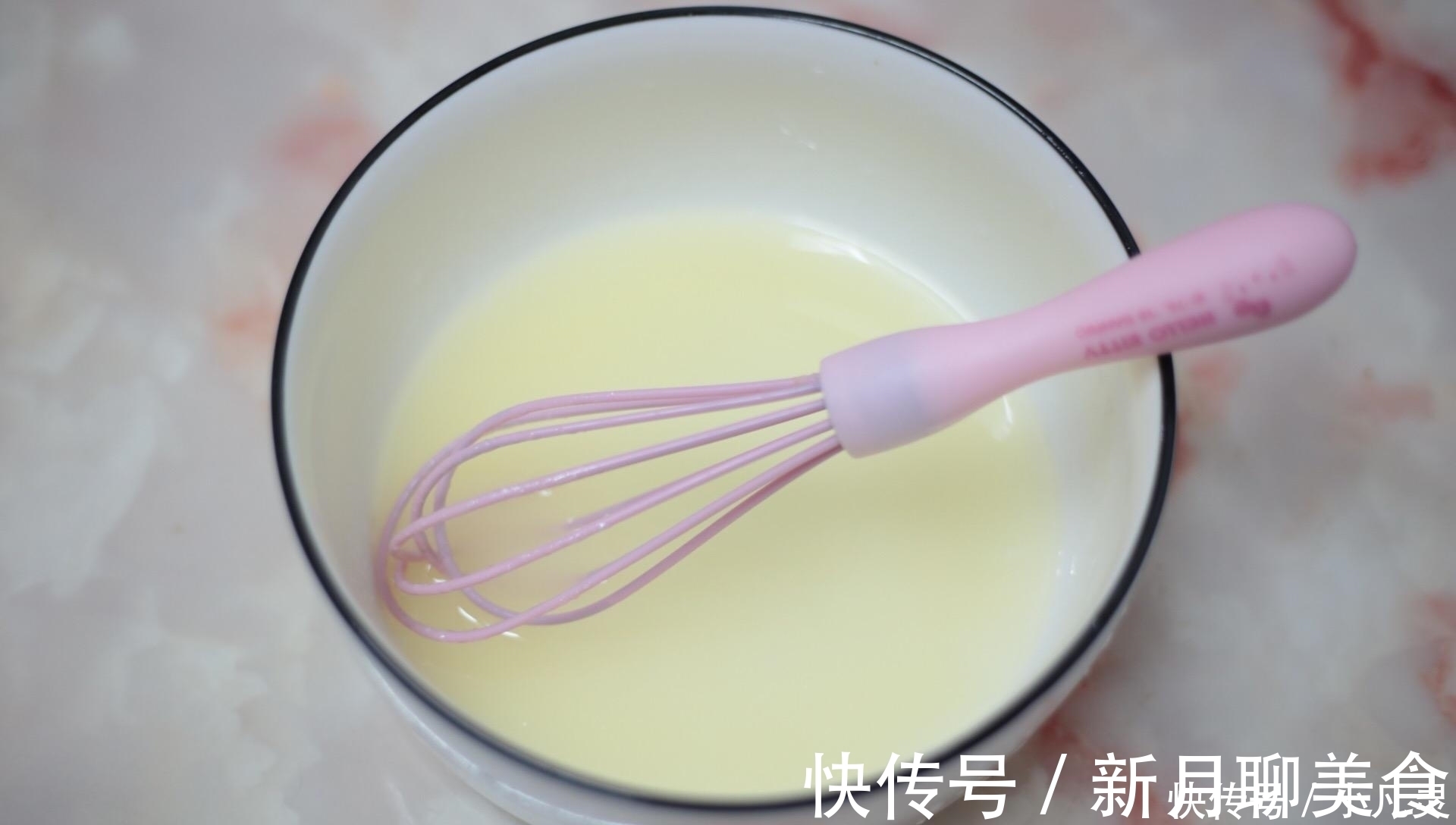 蛋糕不要再去外面买,4个鸡蛋半碗面粉,3分钟学会,比买的香多