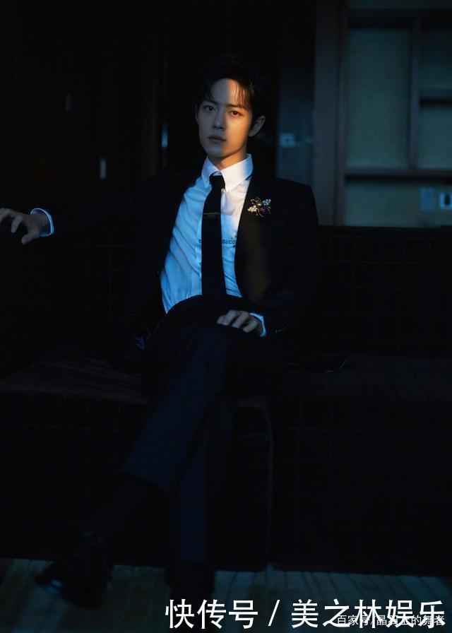 秋冬一款胸针胜过10件大牌珠宝,get胸针的佩戴方式!