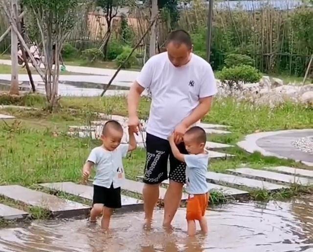 爸爸|爸爸带双胞胎儿子去遛弯,到了饭点还不回家,妈妈找到3人时当场无语