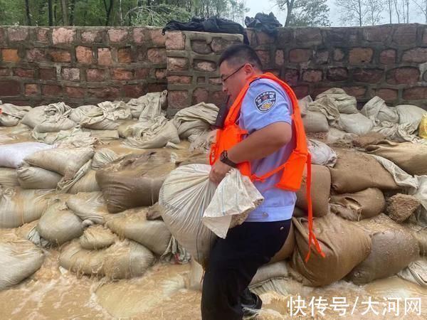 常村镇|洪灾面前，叶县民警无畏风雨挺身而出