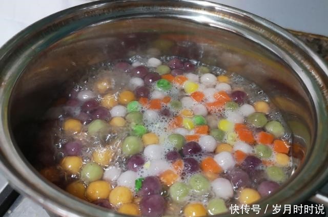  40岁大姐一人轻食晚餐，走红朋友圈，网友真自律，难怪这么漂亮