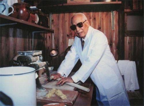 泡面|泡面创始人坚持每天吃泡面,60年过去了,看完现状,感觉受到欺骗