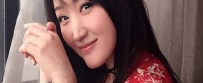 珠宝@美人配美玉,甜美可人的杨钰莹戴上翡翠手镯,更是清新脱俗!