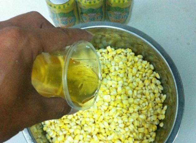 钓友|还在傻傻用蚯蚓钓鱼老钓友鱼钩上挂点“土”饵,大鱼一条接一条