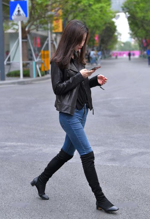 黑色上衣总是沉闷不出彩？外加黑色皮衣和牛仔裤，造型帅气十足