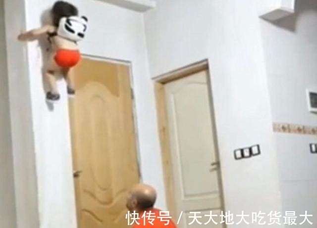 举动|父亲为锻炼孩子,装丧尸吓女儿,结果女儿这个举动把自己看傻了