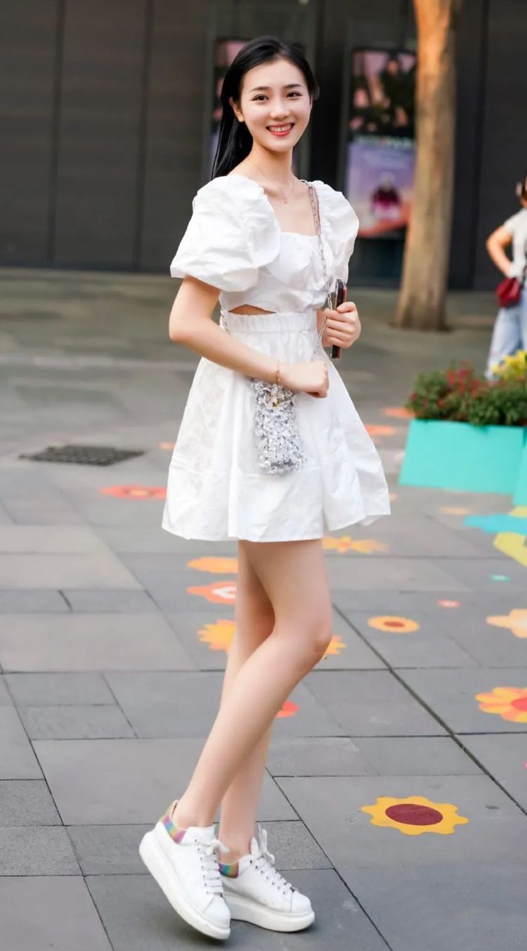 女孩子 小白裙+小白鞋的搭配,让你变身清纯可人的氧气美女