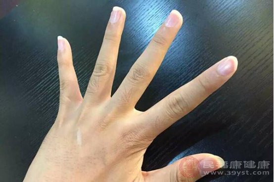 冬季手指头脱皮是怎么回事