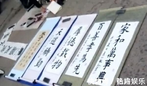 地摊!一位没有双手美女的“地摊书法”,用脚写欧楷榜书,用笔险绝精到