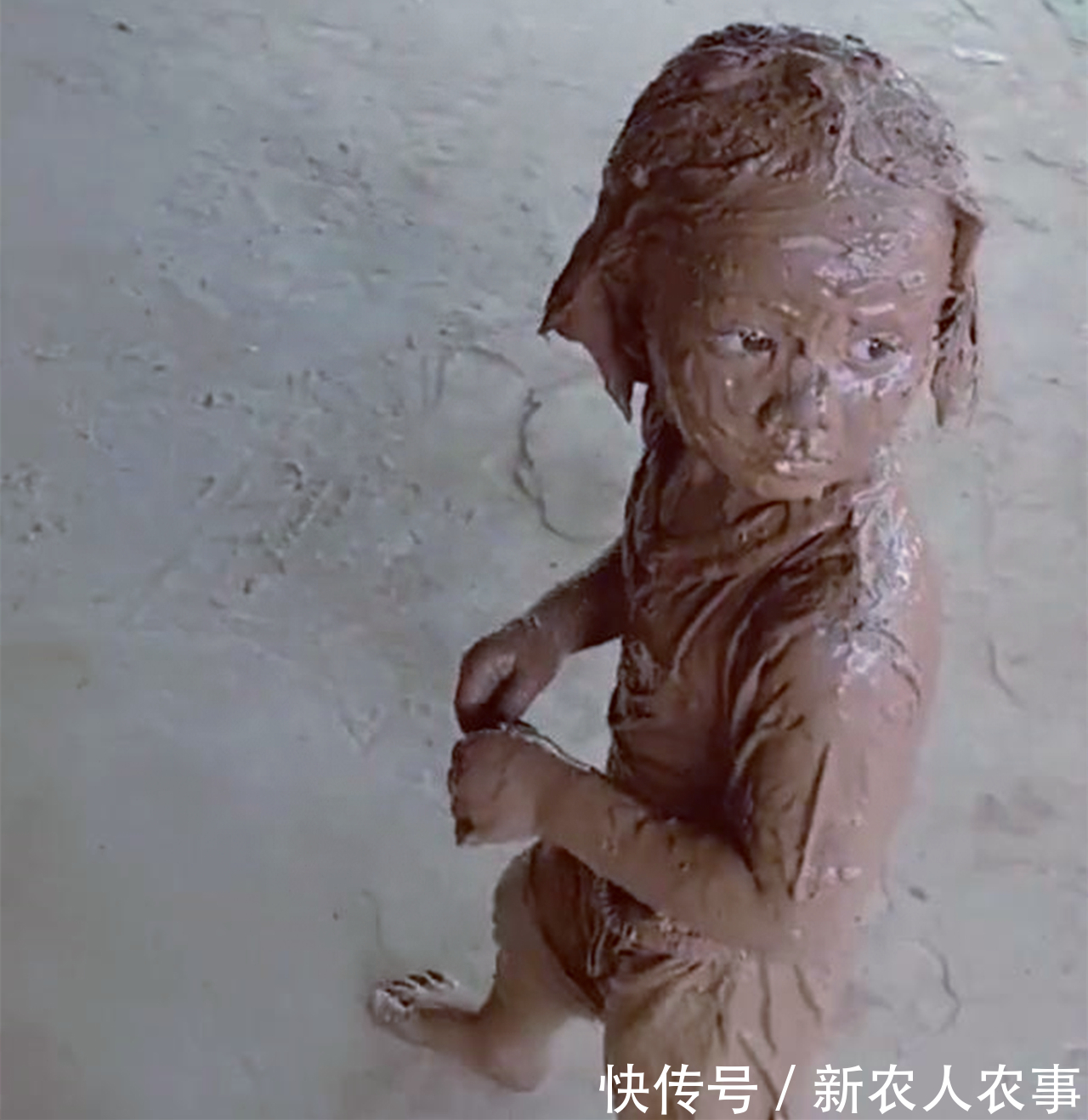 亮点|萌娃回家变“泥塑”,眼睛成了全身的亮点,网友:玩出了艺术感