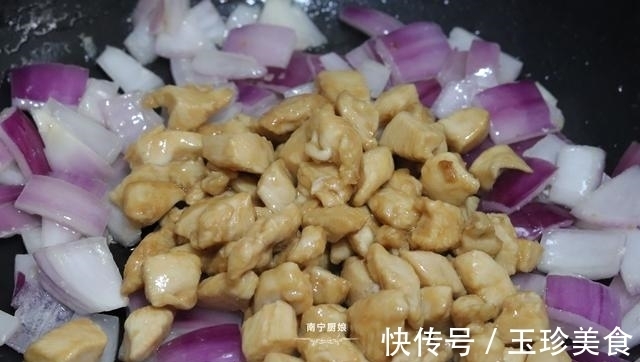 洋葱和鸡肉搭配这样做，特别开胃下饭，吃过一次的人还想吃第二次