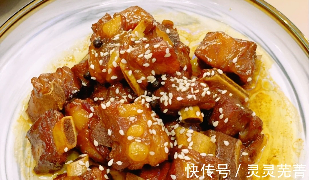 光看就知道非常好吃的家常小炒红烧肥肠，荷叶蒸鸡，糖醋排骨！