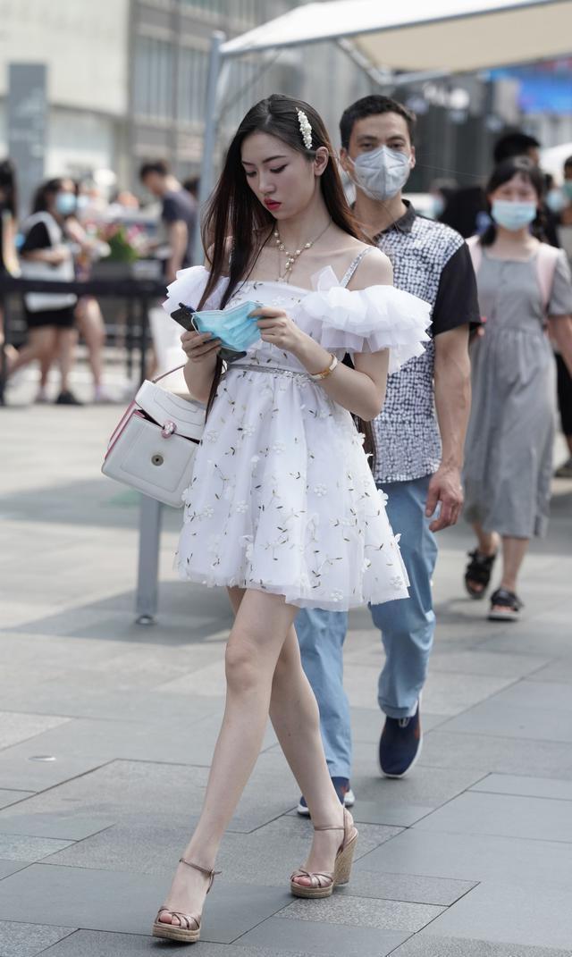 迷人|搭配一双一字带高跟凉鞋,优雅迷人