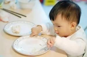 宝妈|妈妈在开门,4岁姐姐偷偷将刚出生弟弟推下陡坡,原因让人心酸