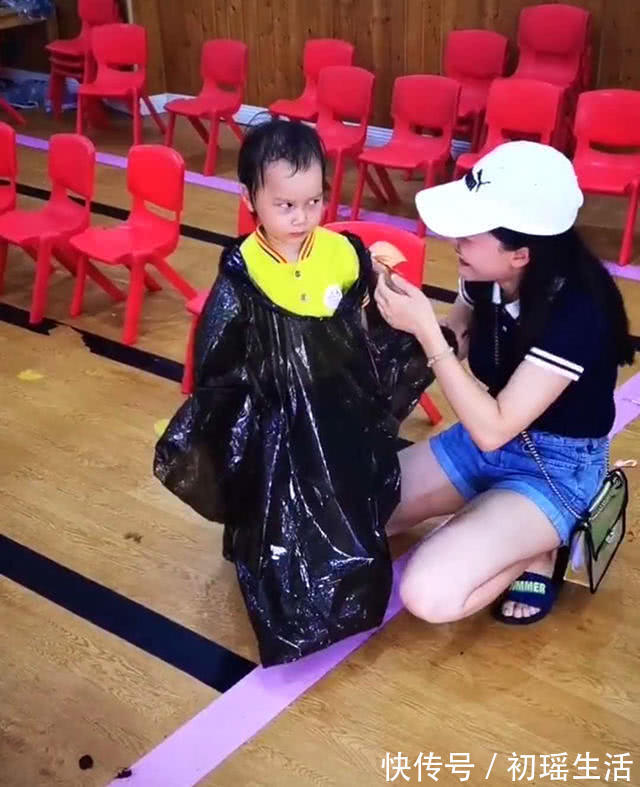 家长|妈妈忘了女儿的亲子活动,宝宝坚持到最后,妈妈赶到时场景太暖心