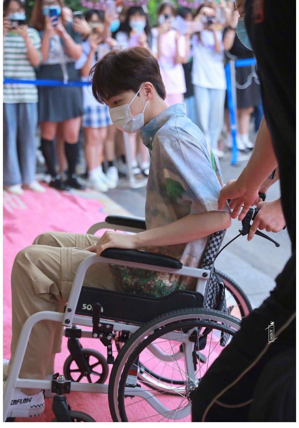 感染|陈立农每次常驻综艺节目都要受伤,去年手指骨折,今年腿部受伤感染发炎