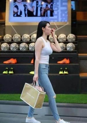 造型|裤装女神怎么穿牛仔裤这样搭,夏日造型清新有活力