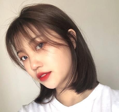 别再烫“卷发”了！2021年盛行直发，减龄好打理还显脸小