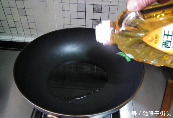 加适量|秋天这肉再贵也要买,和尖椒是绝配,简单1炒,一盘不够吃