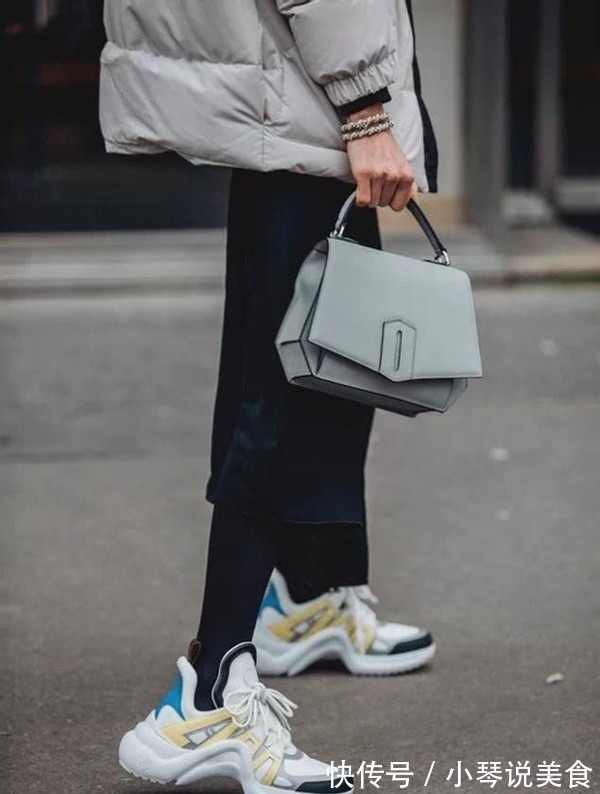 马丁靴 女人过了50岁,建议少穿高跟鞋多穿这3种鞋,时髦舒适还百搭