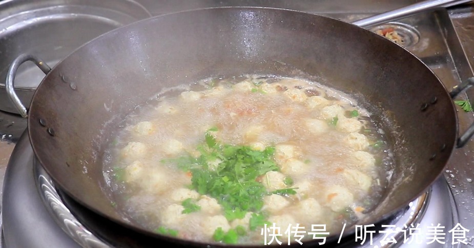 用鸡胸肉竟然可以做成丸子汤，厨师长教你方法，Q弹十足，味道鲜！