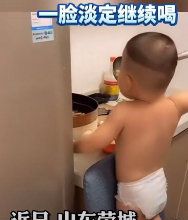 妈妈|吃货宝宝半夜跑厨房偷吃,被妈妈逮到还一脸淡定,惯犯无疑了
