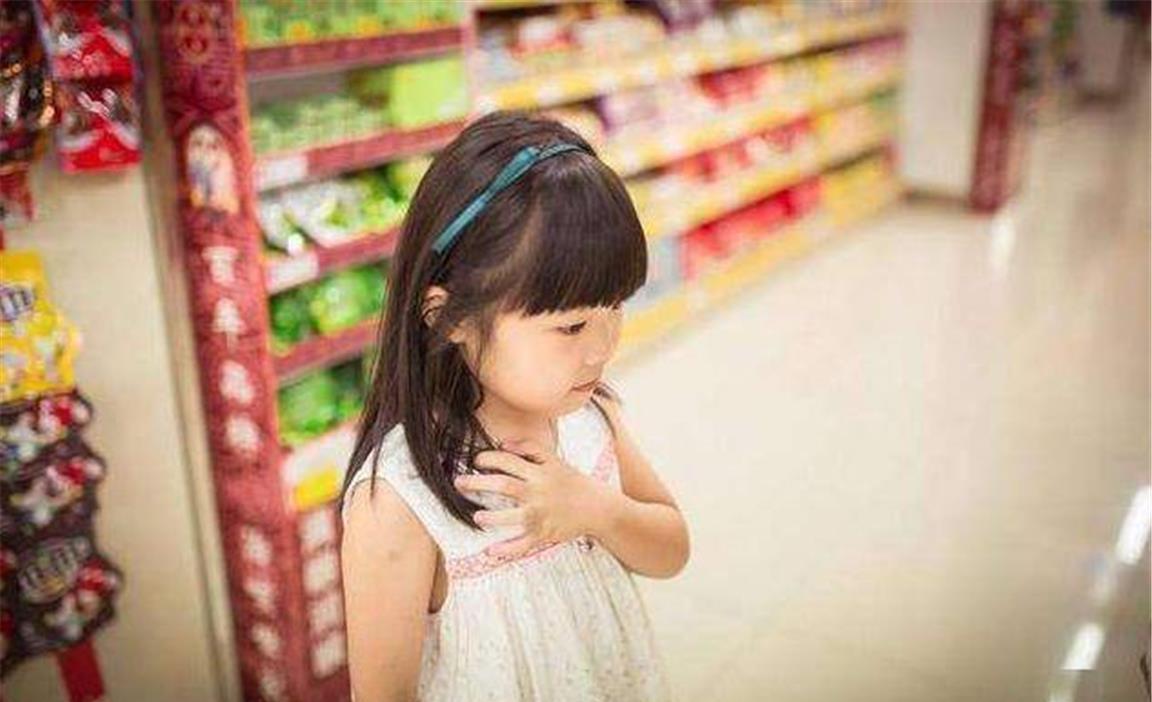 超市|6岁女孩逛超市,衣服很鼓怀疑偷窃,店员解开衣服后,忍不住落泪