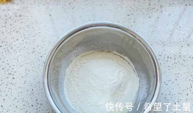 想吃杯子蛋糕不用买,在家轻松做出水光肌小蛋糕,不皱不裂又饱满!