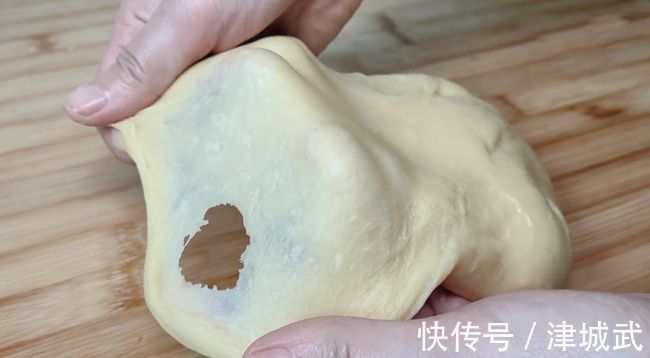 想吃面包不用买，方法简单不用烤箱，在家就能做，出锅暄软又拉丝